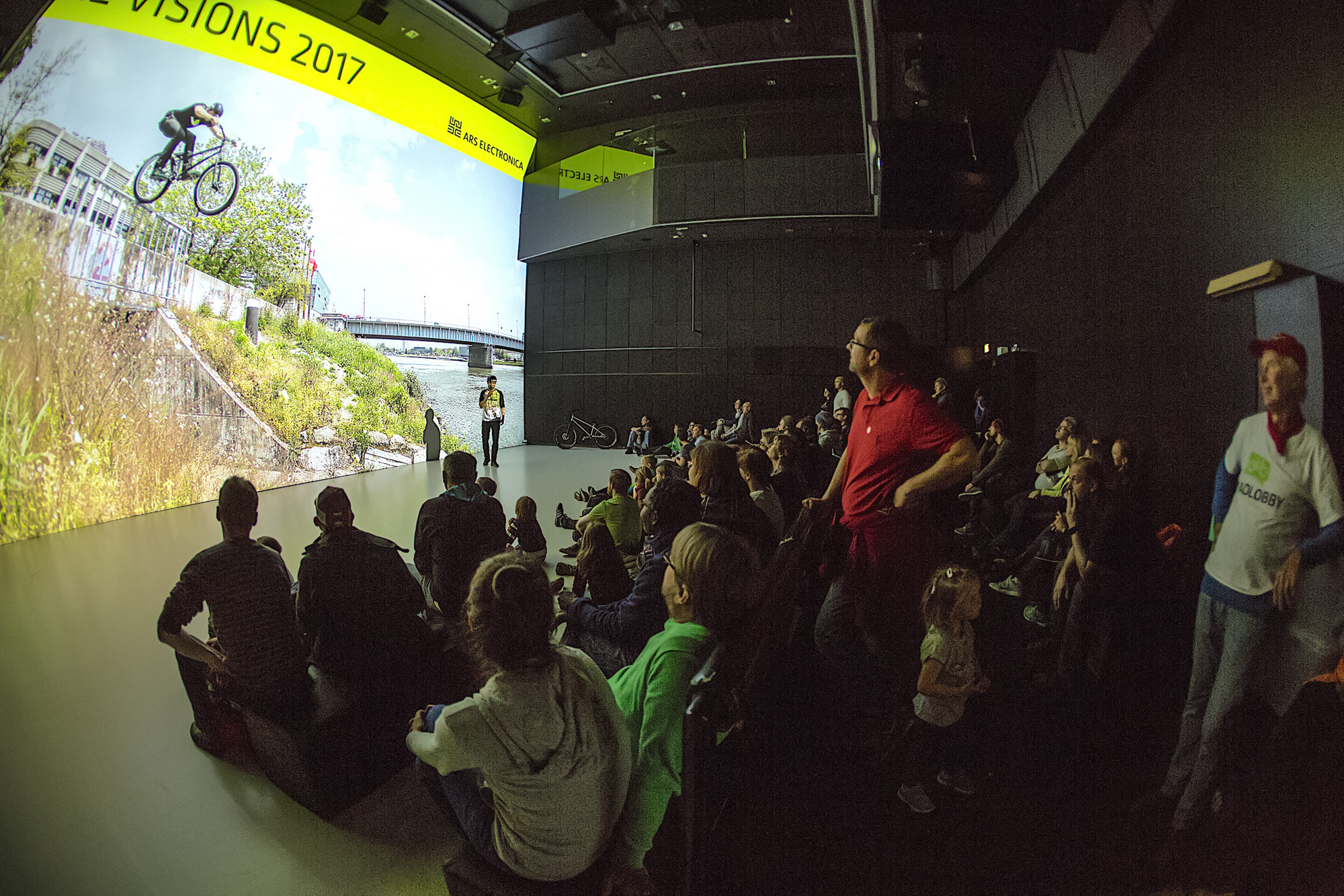 Dominik Raab zeigt Videos im Ars Electronica Center in Linz