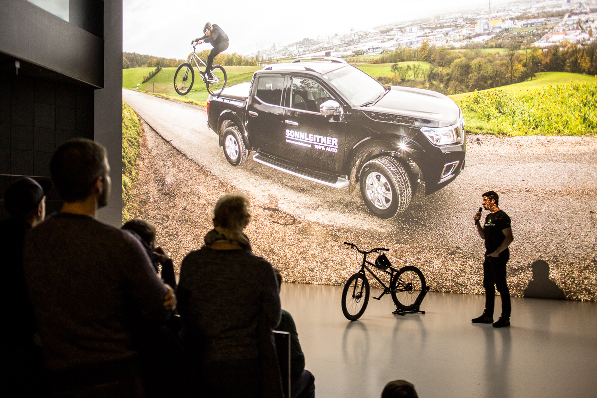 Dominik Raab zeigt Videos bei den Bike Visions in Linz