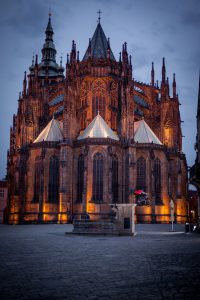 Dominik steht auf dem Hinterrad auf einem Brunnen in Prag