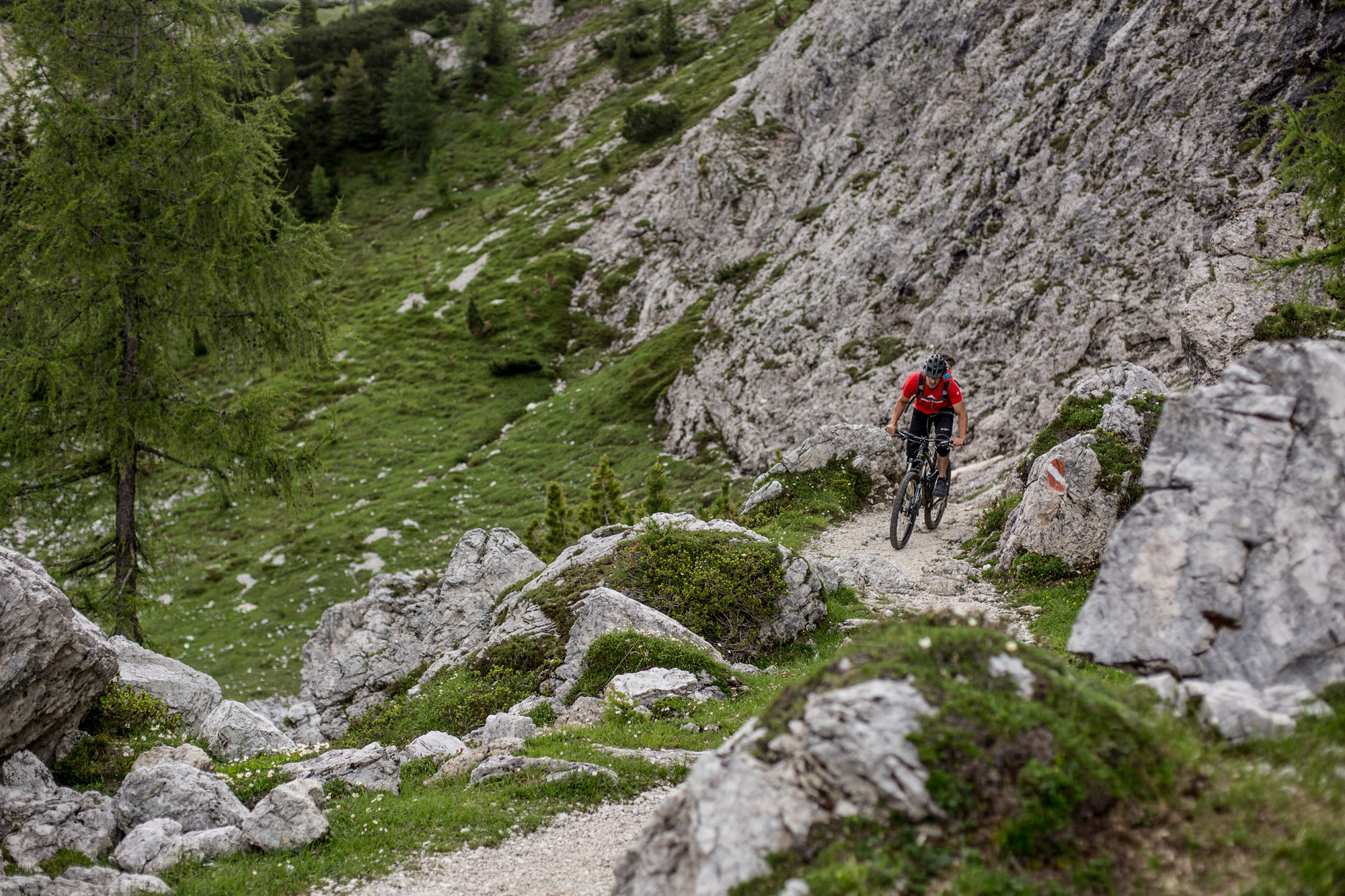 Dominik Raab fährt mit seinem Bike auf einen Berg rauf