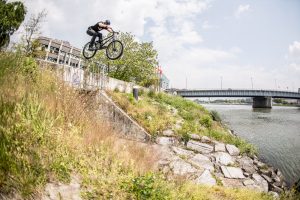 Dominik Raab springt von einem Geländer in Urfahr runter