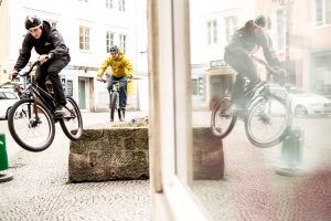 Dominik Raab und Hans Rey fahren über eine Mauer in der Altstadt in Linz