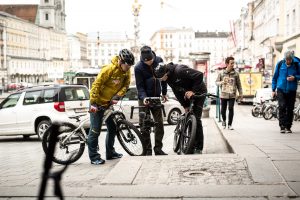 Dominik Raab und Hans Rey schauen sich das Filmmaterial an