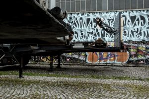 Dominik Raab macht einen Wallride im Hafen