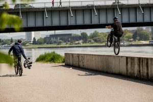 Dominik Raab rollt am Hinterrad auf einer Mauer in Linz