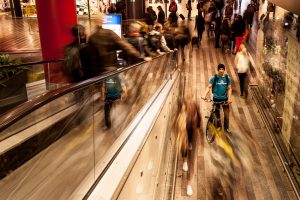 Dominik Raab steht mit seinem Bike am Prager Bahnhof