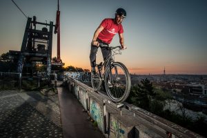 Dominik fährt auf einem Rail in Prag