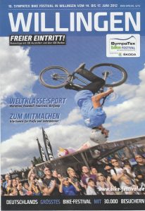 Dominik Raab zeigt einen Backflip auf dem Programmheft vom Bikefestival Willingen