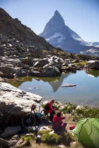 Dominik Raab baut sein Zelt vor dem Matterhorn auf
