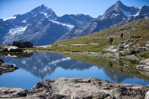 Dominik Raab und Alban Aubert fahren mit ihren Merida Mountainbikes auf den Trails in Zermatt