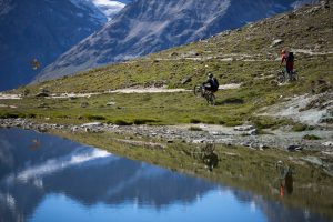 Dominik Raab fährt auf dem Hinterrad seines Mountainbikes