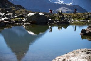 Dominik folgt Alban Aubert auf dem Mountainbike auf einem Weg, der rund um das Matterhorn führt