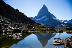 Sprünge von Dominik Raab auf dem Mountainbike vor dem Matterhorn