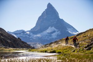 Dominik Raab fährt auf seinem Enduro Bike einen Wanderweg vor dem Matterhorn