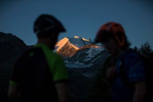 Dominik und Alban bereiten sich auf eine Tour in der Schweiz vor