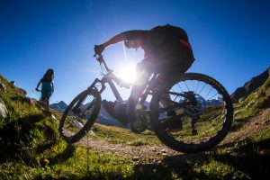 Dominik Raab fährt auf seinem Mountainbike Wanderwege rund um das Matterhorn