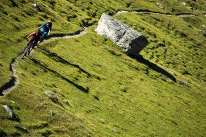 Dominik und Alban fahren eine Mountainbike Tour rund um das Matterhorn