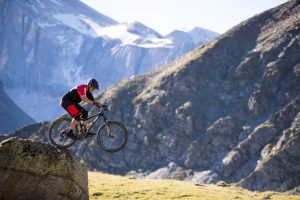 Dominik Raab springt mit seinem Mountainbike von einem Felsen runter