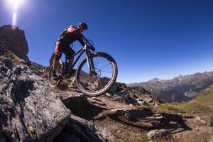 Dominik Raab fährt mit dem Mountainbike in den Alpen
