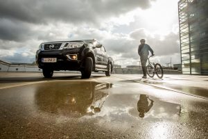 Dominik schiebt sein Fahrrad neben dem Auto von Sonnleitner