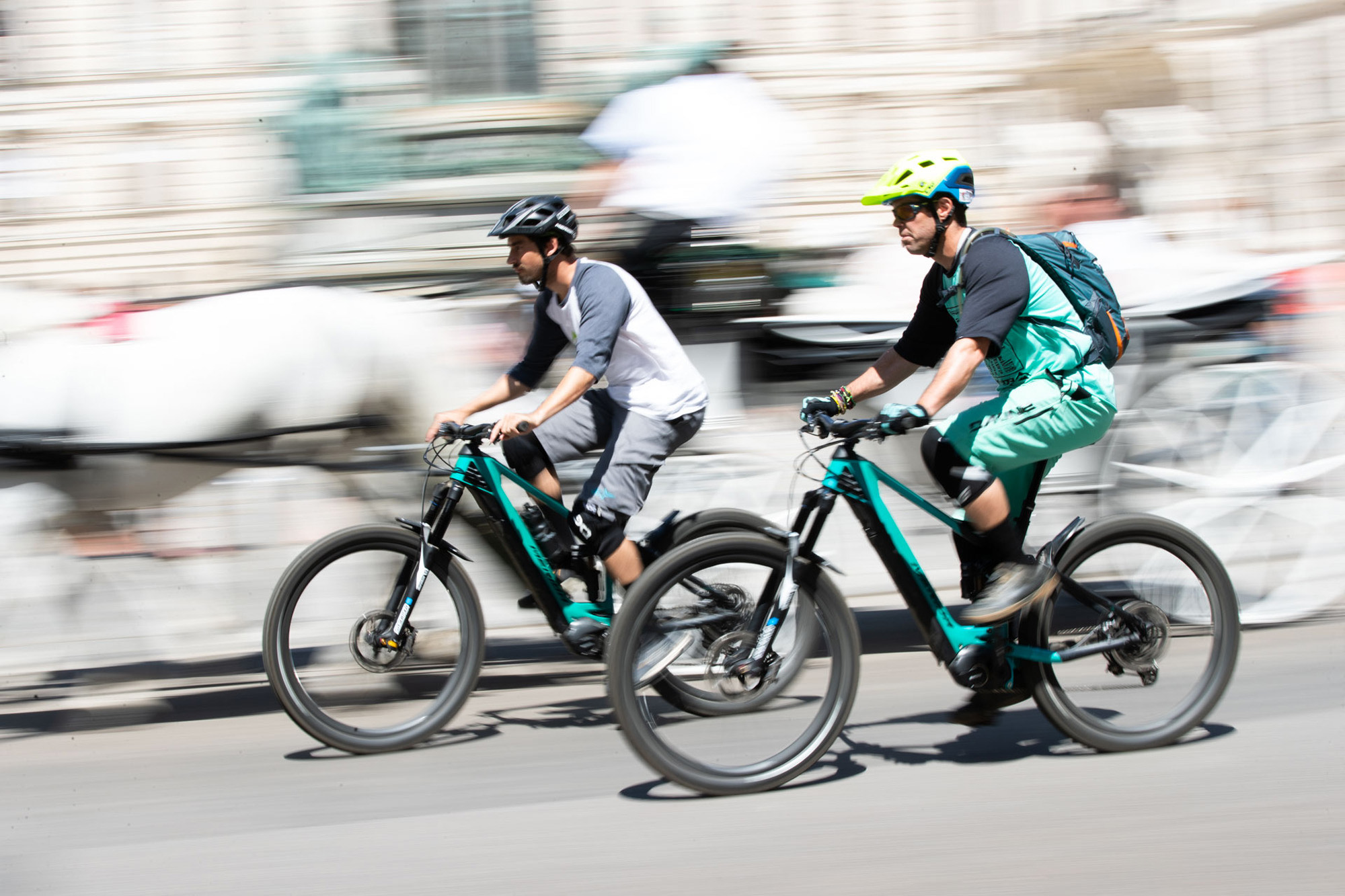 Dominik Raab fährt mit seinem Fahrrad und überholt einen anderen Radfahrer