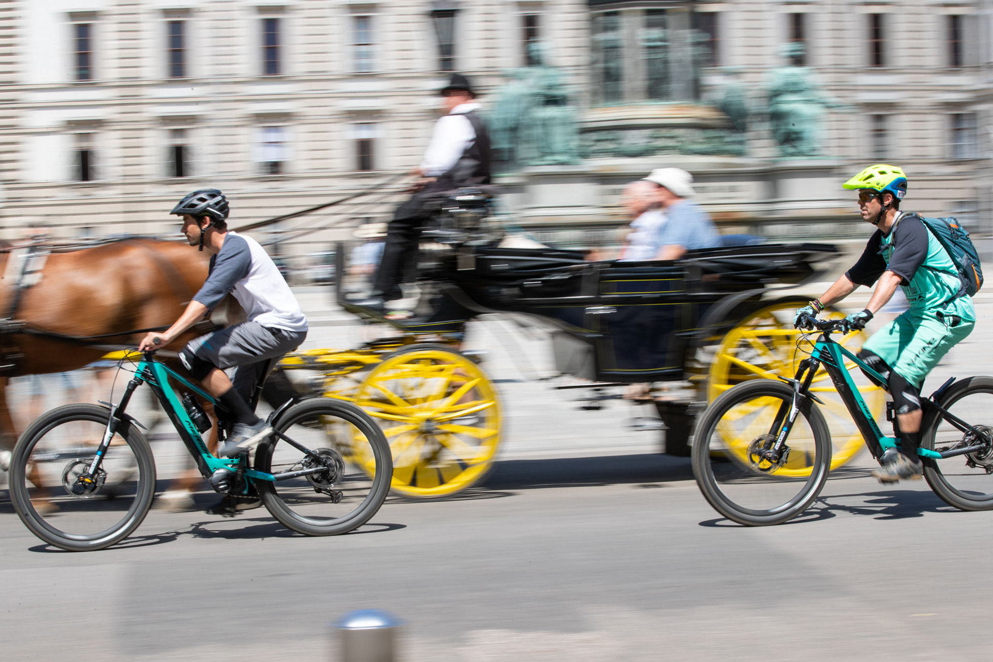 Dominik Raab und Alban Aubert fahren mit dem Fahrrad durch Wien und überholen einen Fiaker