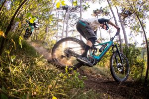 Dominik Raab fährt eine Kurve auf seinem Rad und es staubt