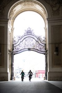 Dominik Raab fährt mit seinem E-Bike bei der Hofburg in Wien