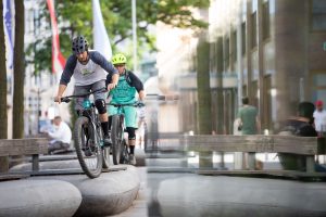 Dominik Raab fährt mit seinem Fahrrad über Bänke in Wien