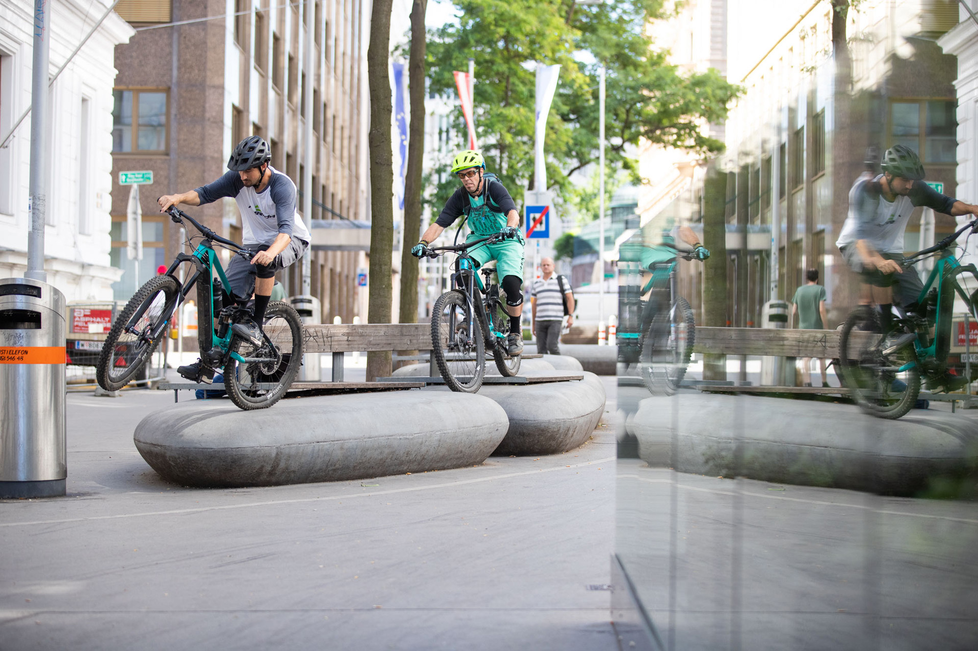 Dominik Raab macht Tricks miot dem E-Bike in der Stadt