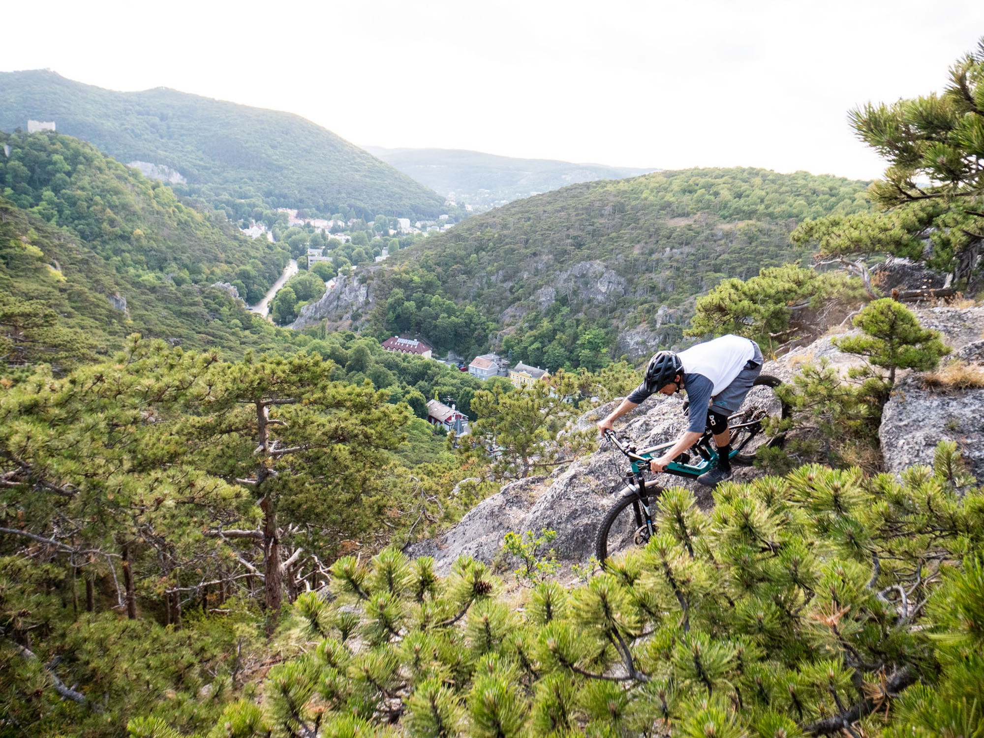 Dominik Raab fährt eine steilen Felsen runter
