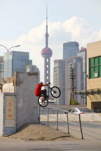 Dominik Raab springt auf ein Geländer in Shanghai