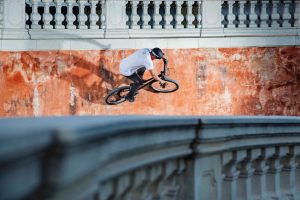 Dominik macht einen Wallride im Schloss Hof